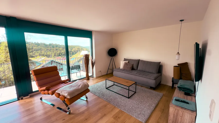 Viel Platz, bodentiefe Fenster, Balkon ins Grüne.
